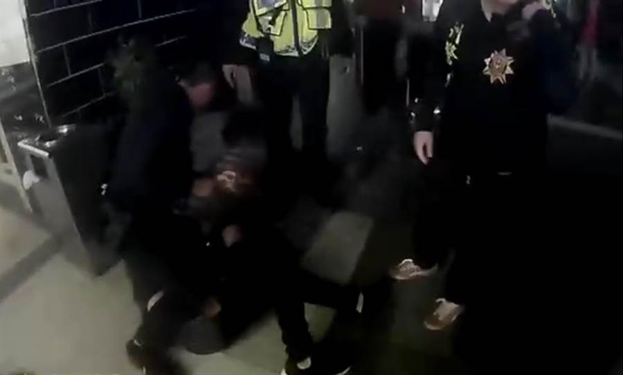 四分局啟動快打，將滋事份子壓制在地，帶回派出所偵辦。（警方提供）