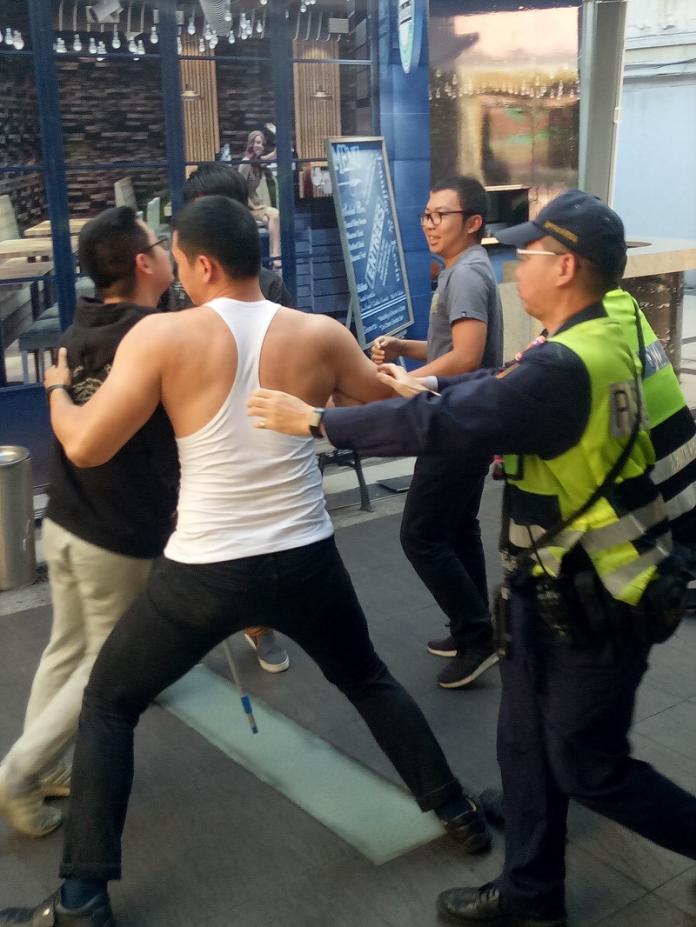 台中市第四分局在KTV內舉行快打部演練，由替代役男扮演酒後滋事的客人，演練逼真。（警方提供）