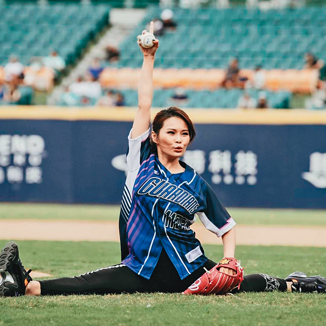 周蕙為中華職棒開球，熱身時帥氣劈腿動作驚豔全場。
