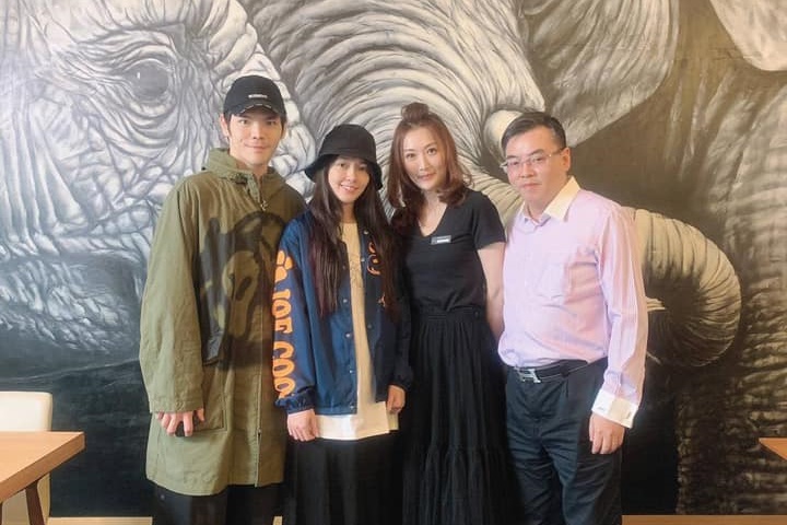 女星郭碧婷在汭恩產後護理之家坐月子，前後剛好30天，前天離開前跟中心的負責人及員工合照留念。（翻攝自汭恩產後護理之家臉書）