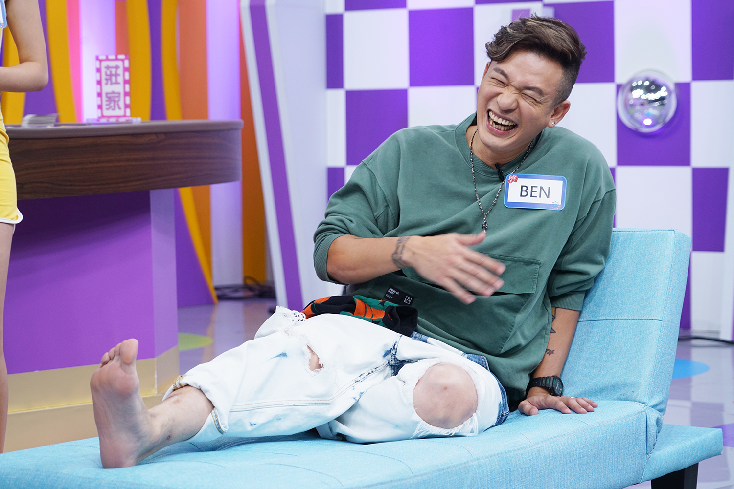 阿BEN上《星光歡樂城》被懲罰打腳底板。（狼谷育樂台提供）