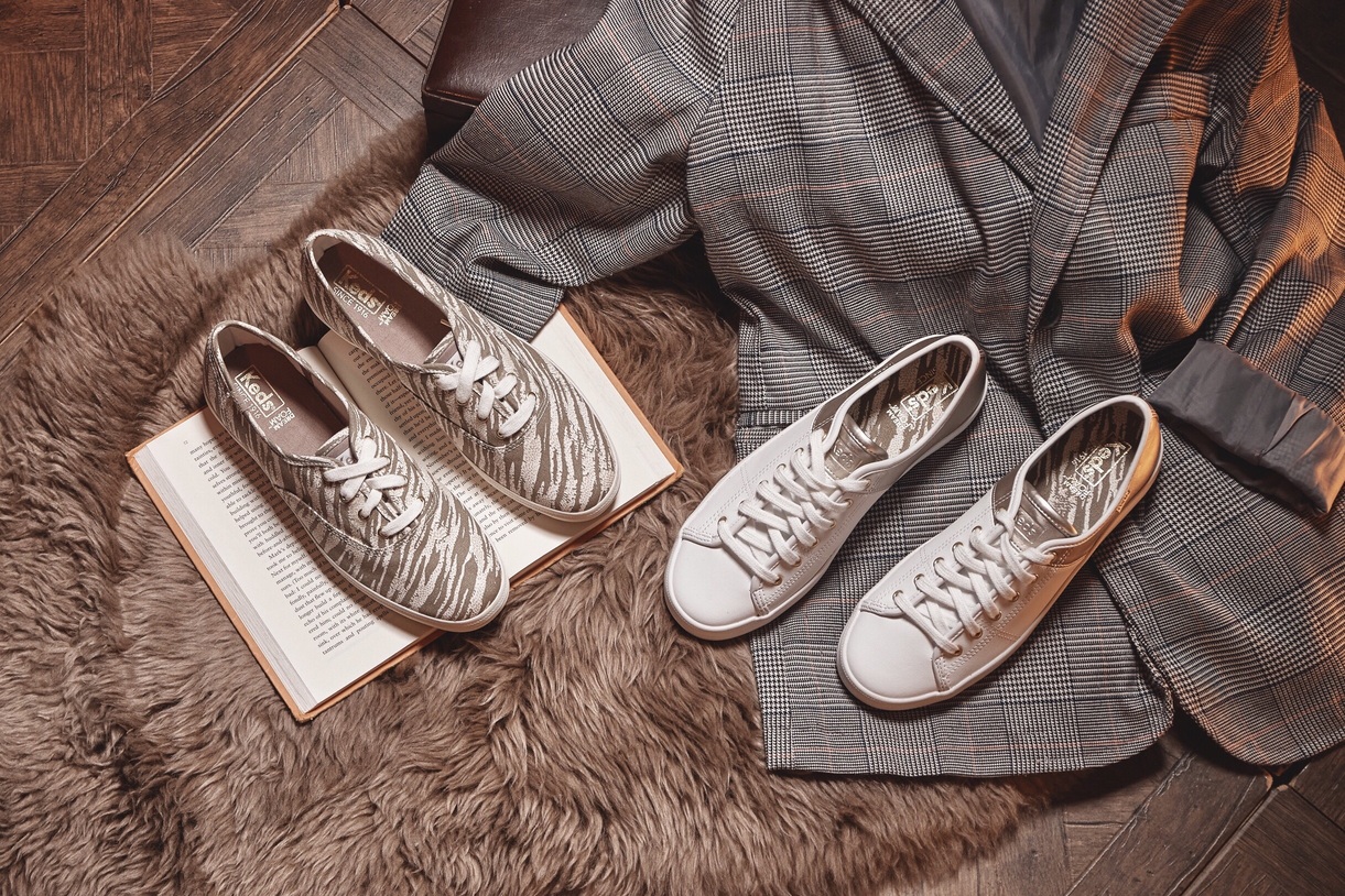 這一季除了小白鞋之外，更可以選擇印上動物紋或是格紋的休閒鞋，讓秋冬穿搭更多層次。（左）帆布虎紋CHAMPION休閒鞋 NT$1,890 （右）白色皮革拼接格紋休閒鞋 NT$2,890。 （Keds提供）