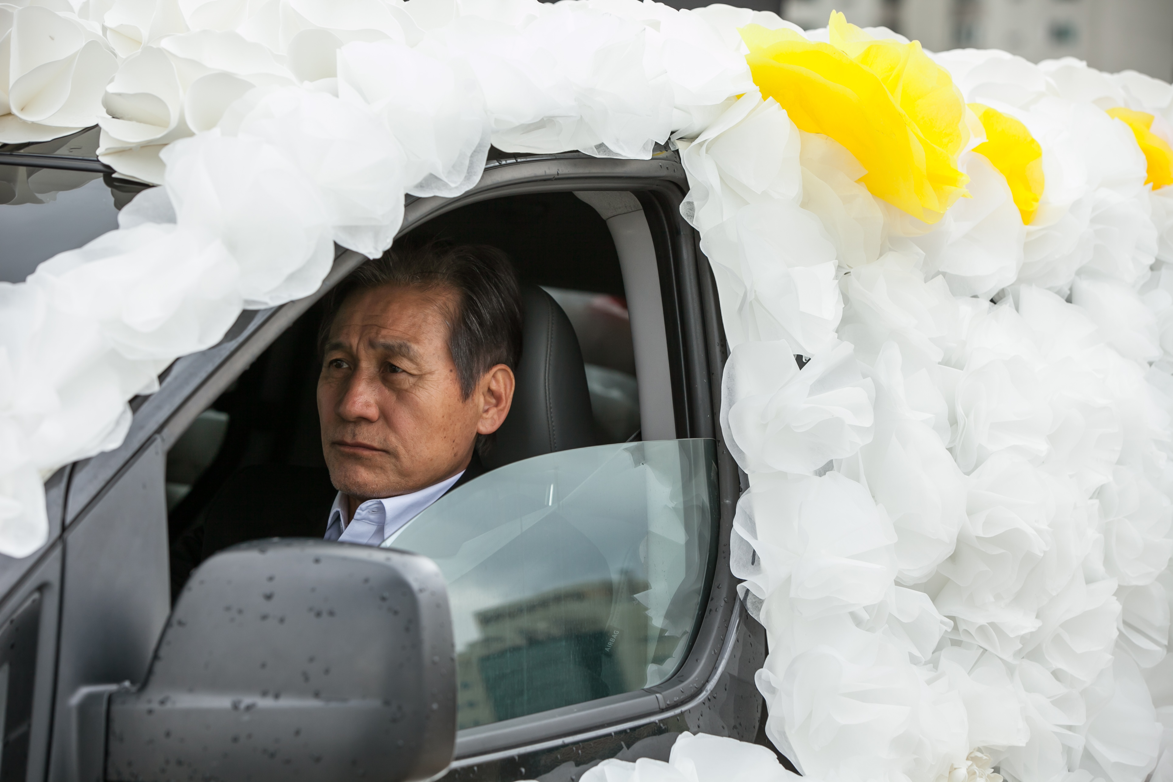韓國影帝在電影《紙花》飾演一名禮儀師，導演高勳在查資料時發現紙花已是逐漸消失的文化，因感受到其象徵意義特地取為片名。（天馬行空提供）