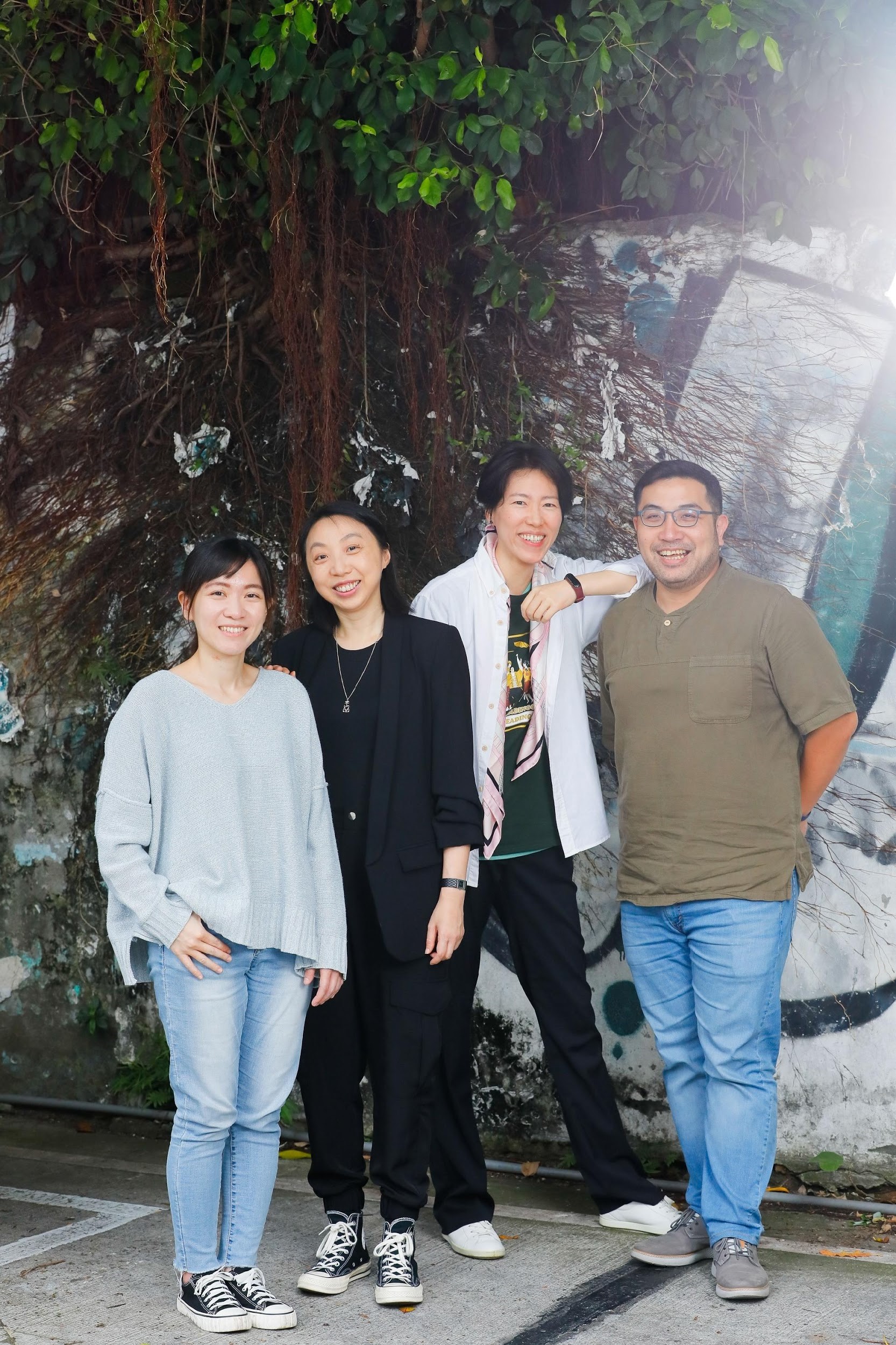 C Musical創辦人張芯慈（左起）、三和娛樂負責人葉育萍、編導劉亞菱、Vocal Asia執行長陳午明攜手將《不讀書俱樂部》音樂劇打造成網路泡麵劇。