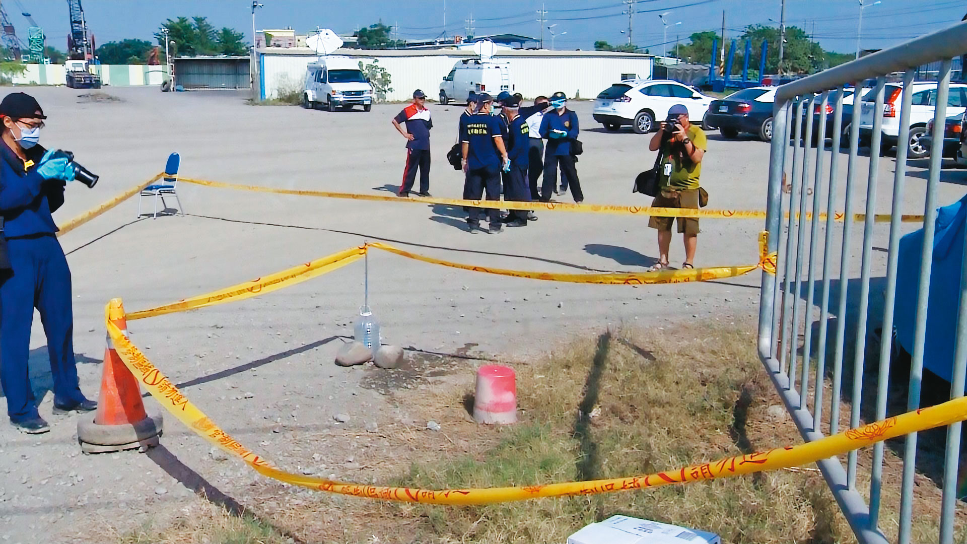 警方用紅桶蓋住骷髏頭,並在現場圍起封鎖線進行採證。(東森新聞提供)