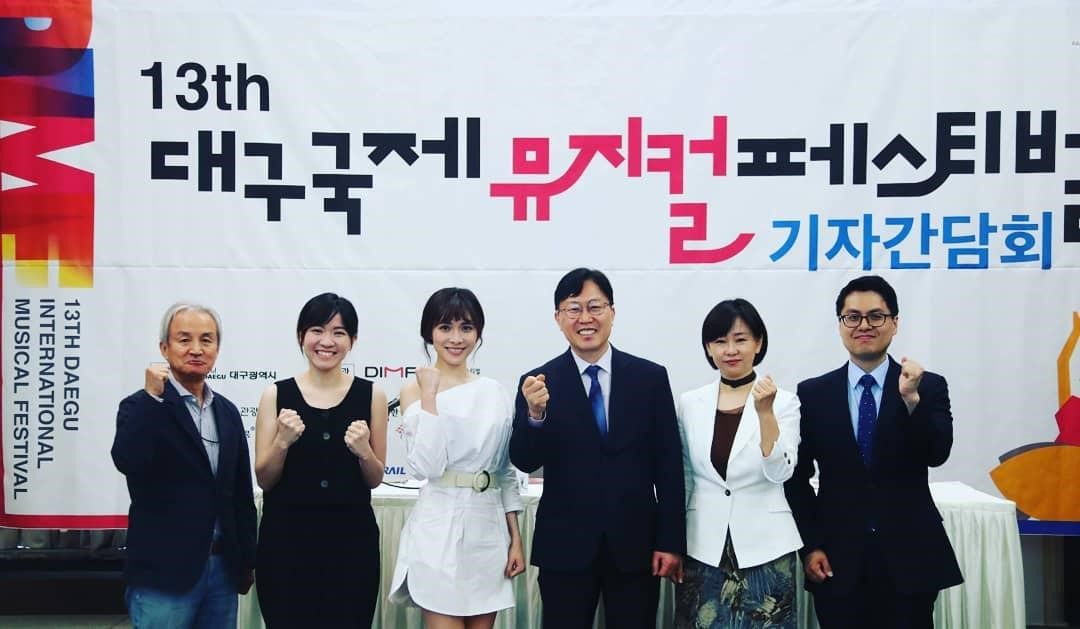 繼《不讀書俱樂部》獲大邱國際音樂劇節評審委員特別獎後，張芯慈（左二）新作《最美的一天》去年再度受邀。（翻攝自C Musical臉書）