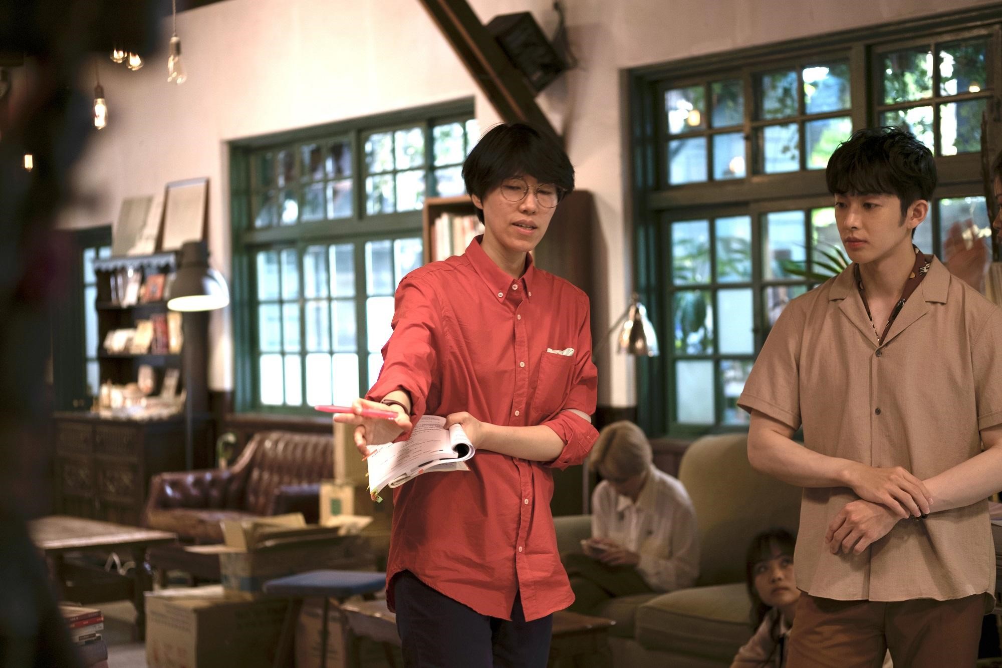 劉亞菱(左)為豐富網劇情節,添加符合網路族群喜好的橋段和趣味哏。(三和提供)