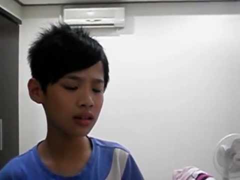 8年前, 13歲的鍾明軒自拍清唱李佳薇的〈煎熬〉,上傳YouTube後慘遭網路霸凌。(翻攝自鍾明軒YouTube頻道)