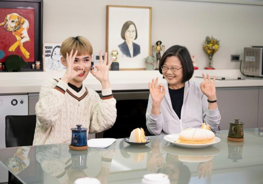 鍾明軒（左）與蔡英文總統（右）跨世代對談，鍾明軒斗膽問：「妳上次哭是什麼時候？」小英回：「我很少哭。」（翻攝自蔡英文臉書）