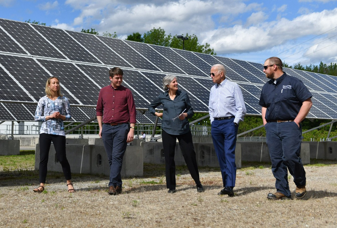 拜登（右2）訴求減碳及環保政策，相關綠能概念股已表態上漲。（翻攝自拜登臉書）