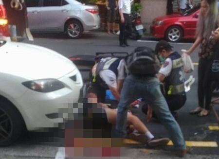 曾男狂砍高中生小女友25刀後,被路人壓制在大街上制伏。(民眾提供)