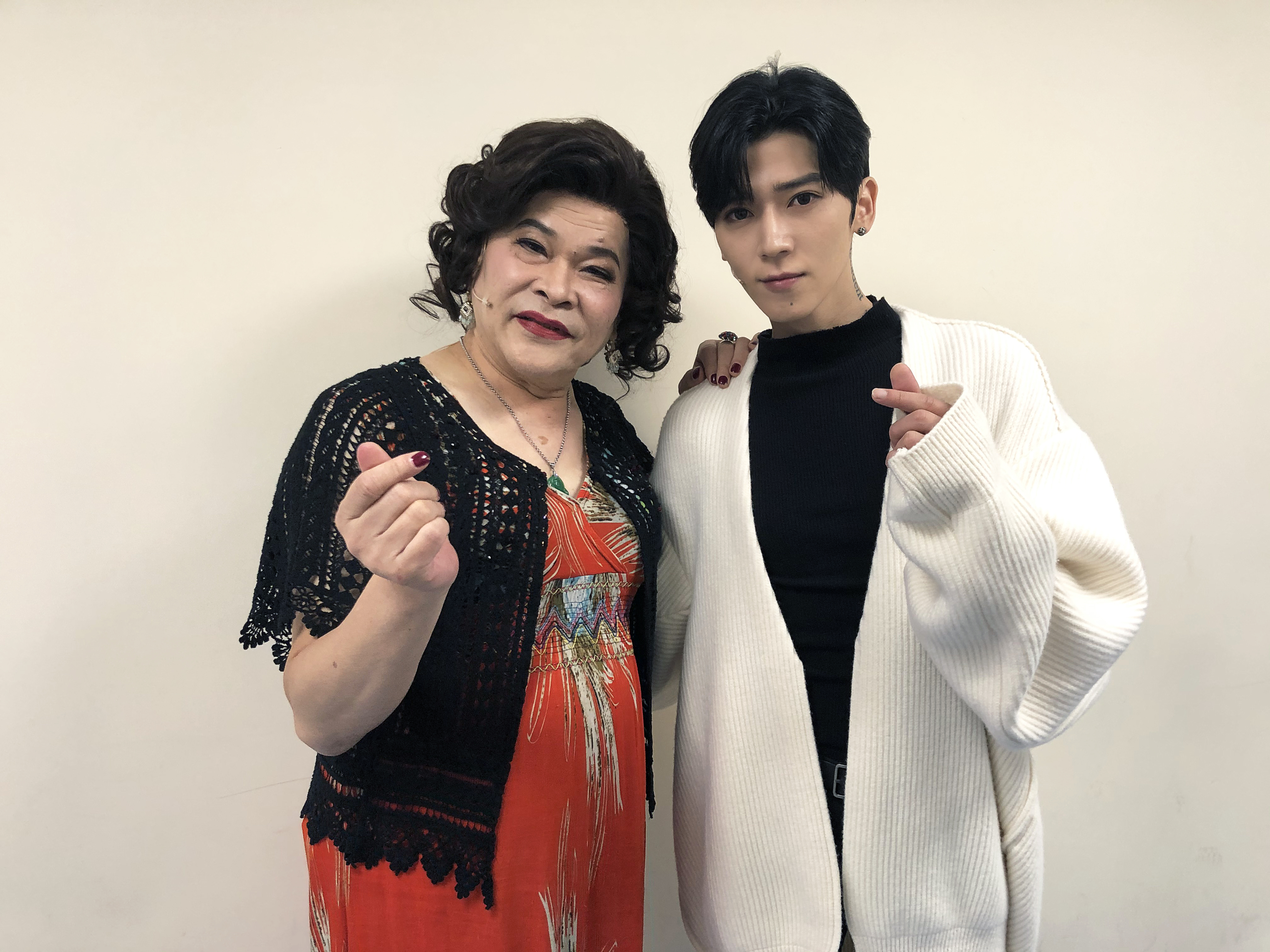 畢書盡(右)首次音樂劇就與資深藝人澎恰恰(左)合作。 (老鷹音樂提供)