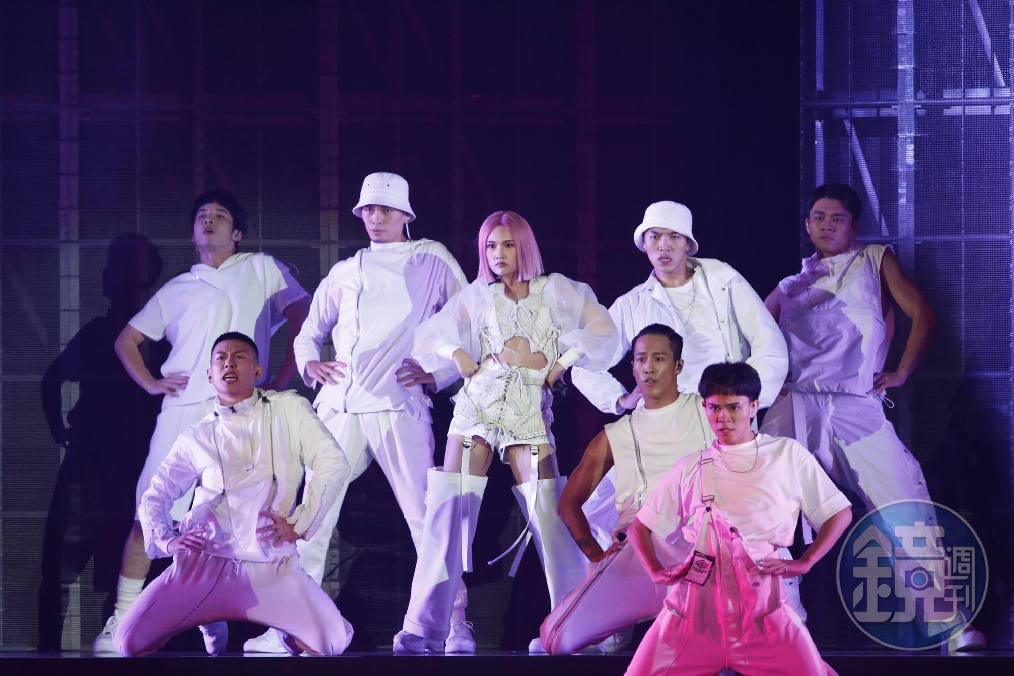 為迎接出道20週年,楊丞琳卯足全勁準備《LIKE A STAR》巡迴演唱會。