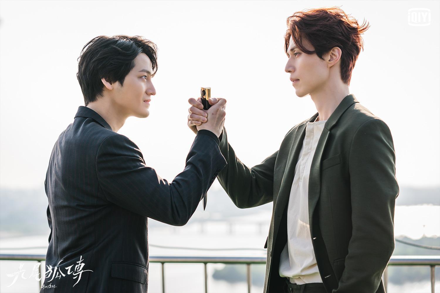 李棟旭（右）與金汎在《九尾狐傳》飾演同父異母的九尾狐兄弟。（愛奇藝海外站提供）