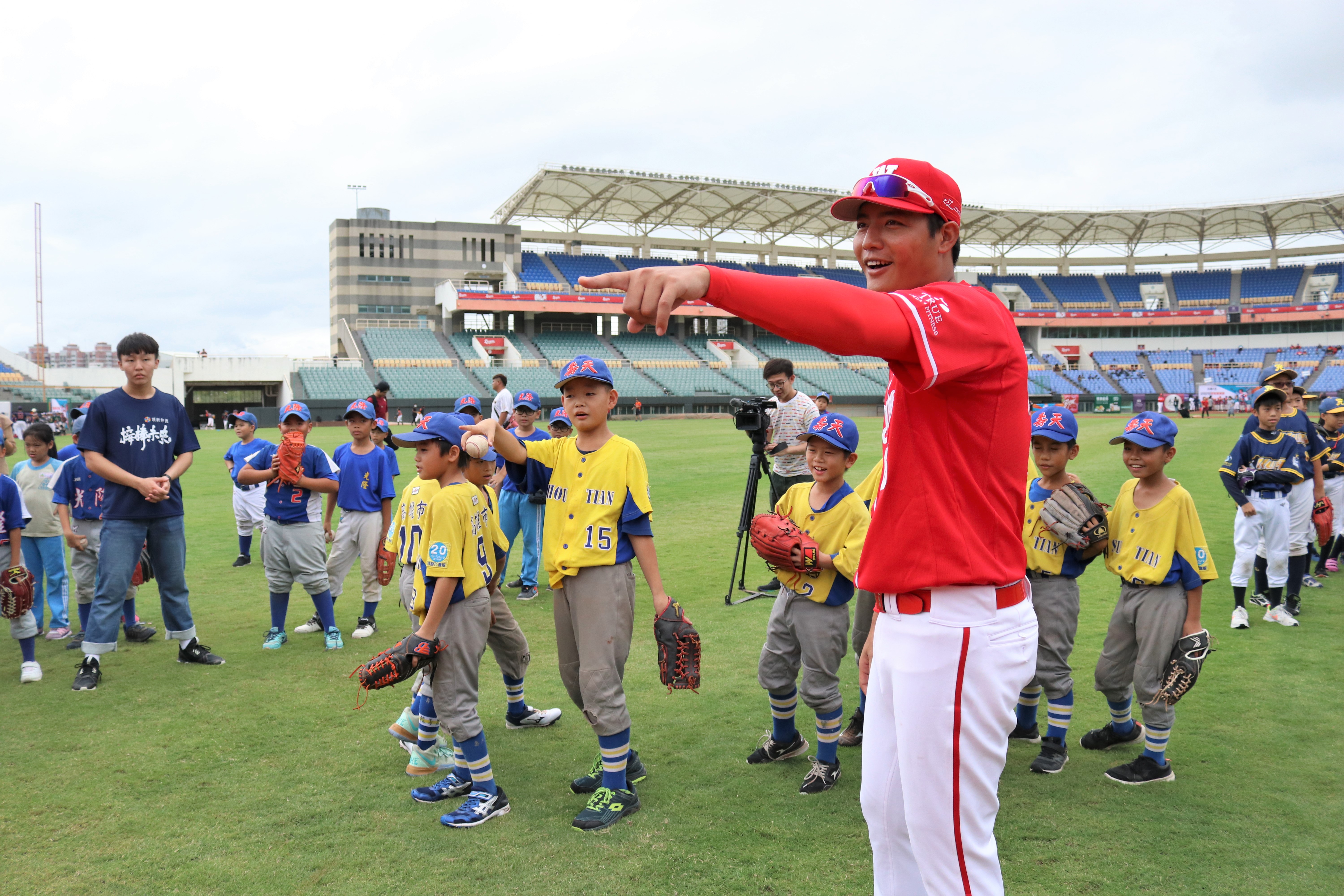 味全龍球員王維中指導小球員。(頂新和德文教基金會 提供)