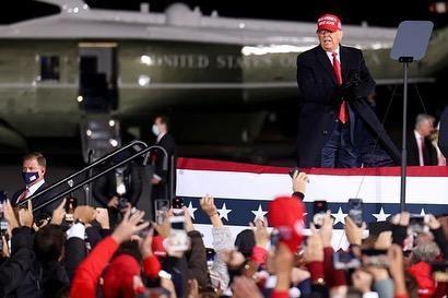 媒體宣布拜登當選美國總統時,川普人正在維吉尼亞州打小白球。(翻攝自川普IG)