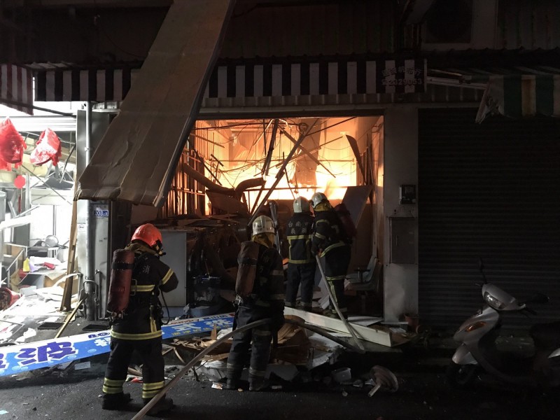 這場氣爆火警疑因瓦斯桶未按規定放置。（消防局提供）
