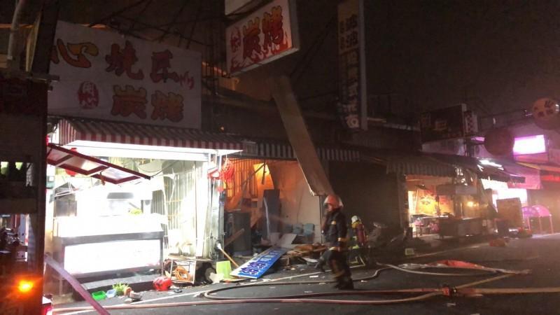 台南市永康區一家自助洗衣店昨晚發生瓦斯氣爆,大火灼傷4名客人。(消防局提供)