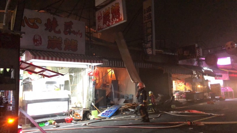 台南市永康區一家自助洗衣店昨晚發生瓦斯氣爆，大火灼傷4名客人。（消防局提供）