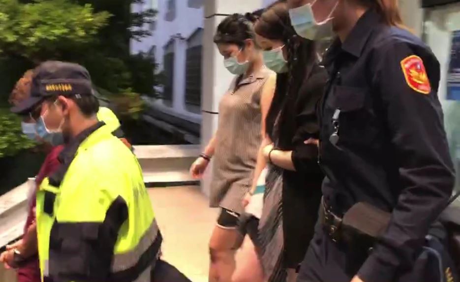 該賭場標榜美女荷官，警方當場逮捕一名年輕女子。（翻攝畫面）