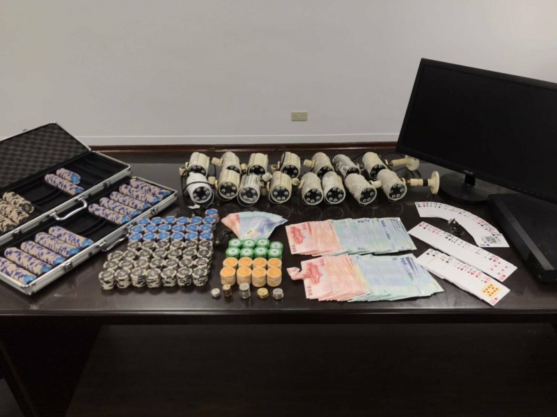 警方查扣大量賭具、25萬元賭資。（翻攝畫面）