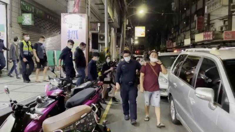 警方逮獲以潘男為首的賭博集團。（翻攝畫面）