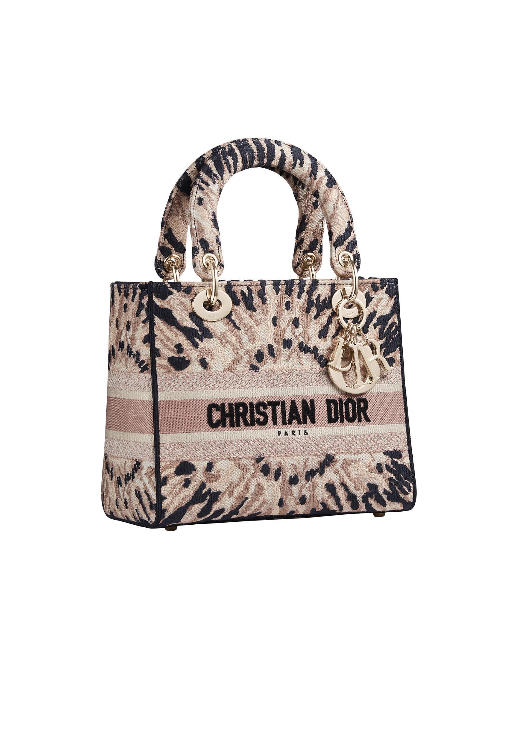  Lady D-Lite 多彩紮染刺繡帆布中型提包 NTD155,000 DIOR。（DIOR提供）