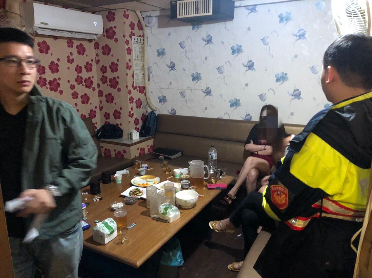 4名越南、大陸外籍配偶上半身全脫光遭警方逮捕。(警方提供)