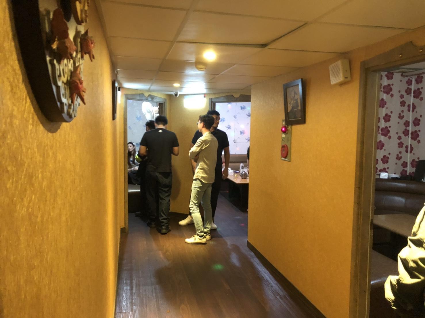 員警出示證件後,外籍兵團女侍忙搶上衣要披上。(警方提供)
