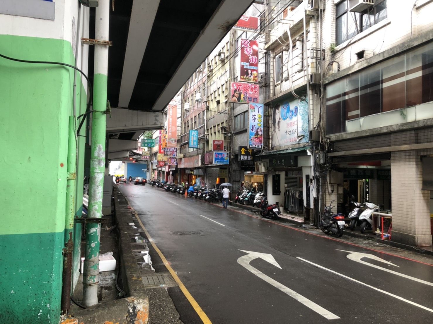 警察喬裝酒客進入包廂後,店家安排越南、大陸籍外配陪酒。(警方提供)