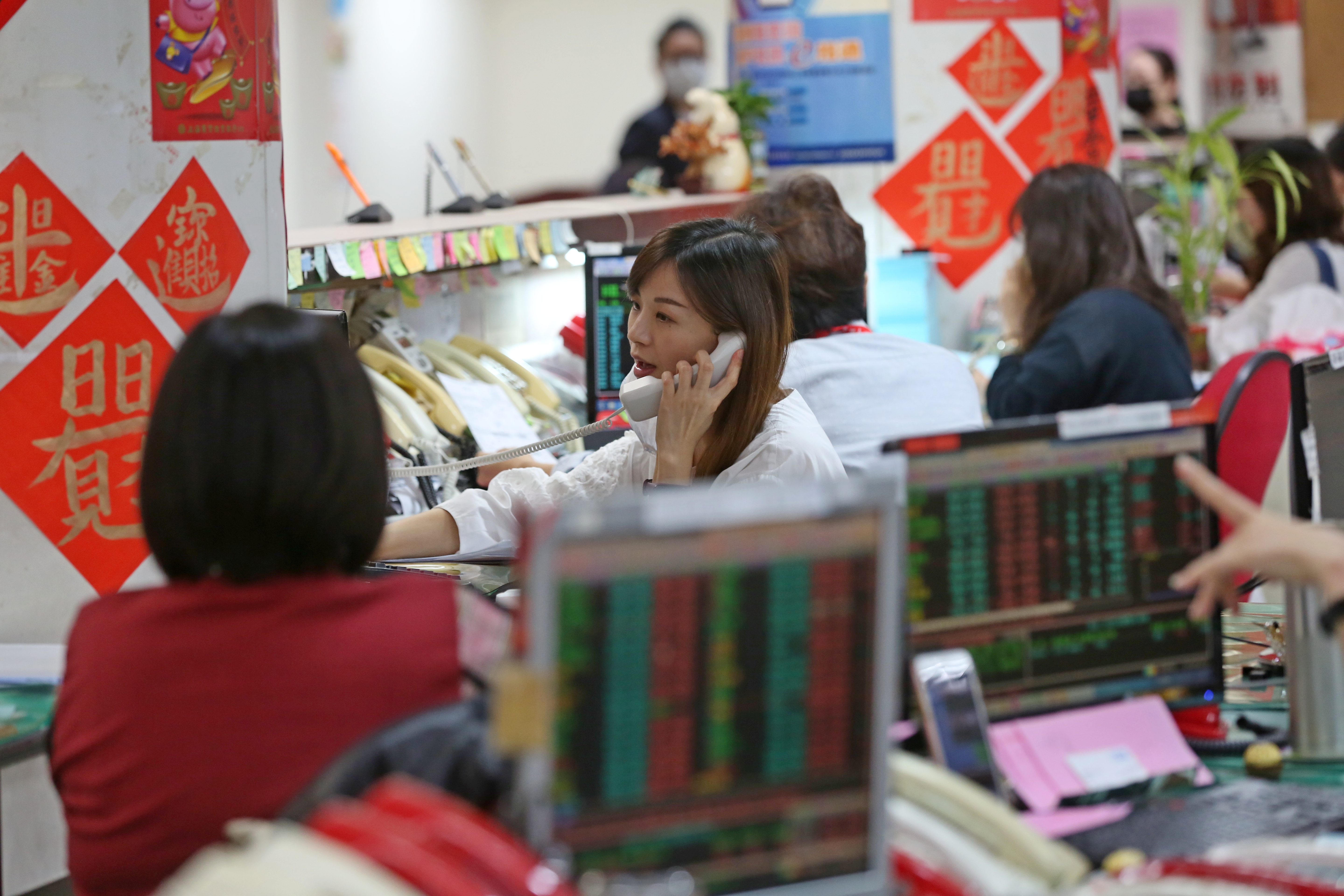 美股大漲帶動台股走勢，早盤開盤站上萬三關卡。（本刊資料照）