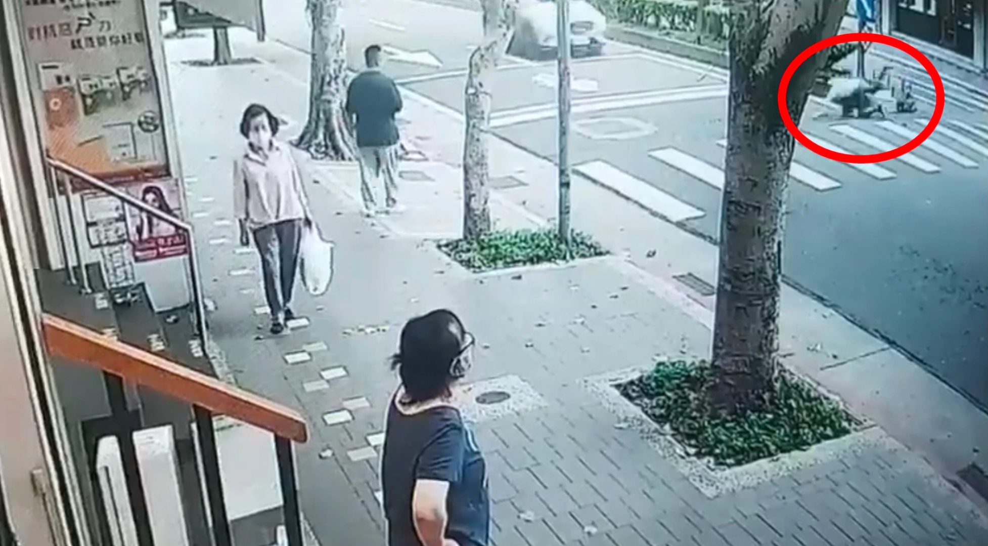 王男為躲避稽查員查緝亂丟垃圾，闖越馬路不慎摔倒，遭迎面而來的休旅車輾過。（松山分局提供）