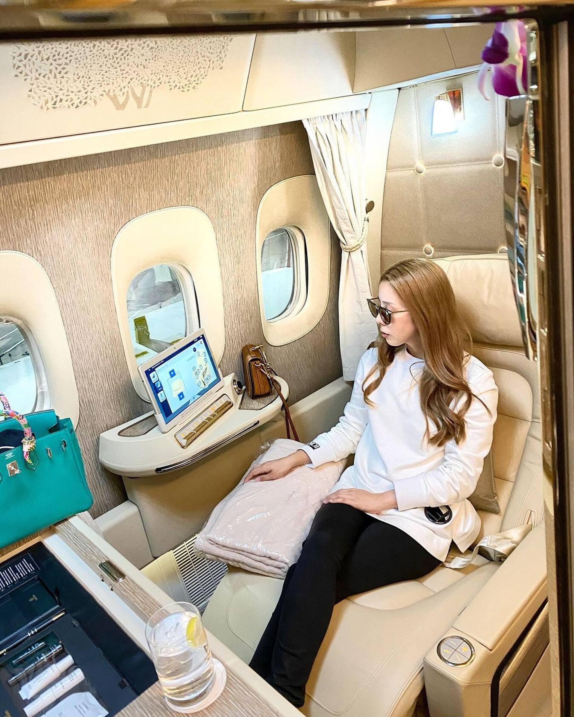 Enrike出國坐飛機搭頭等艙,身價高達10億日圓。(翻攝自Enrike IG)