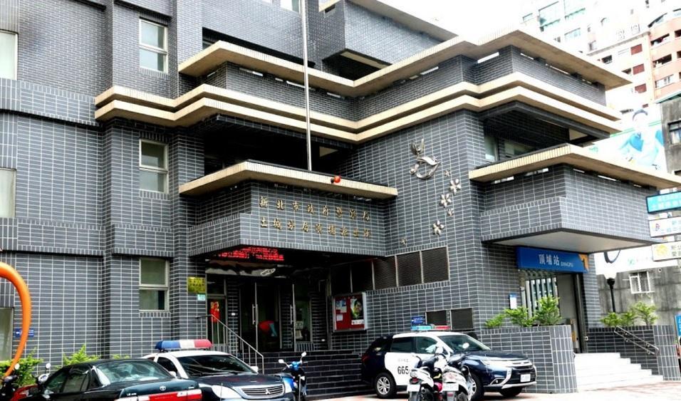 新北市土城區一名男子寒流夜僅著內褲外出嚇壞街上女子。（翻攝谷歌街景）