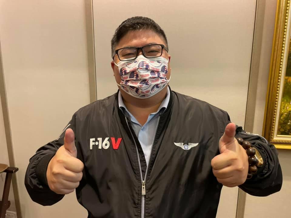 民進黨立委蔡易餘在美國總統大選前,戴上寫有「川普」字樣的口罩力挺現任總統川普。(翻攝自蔡易餘臉書)