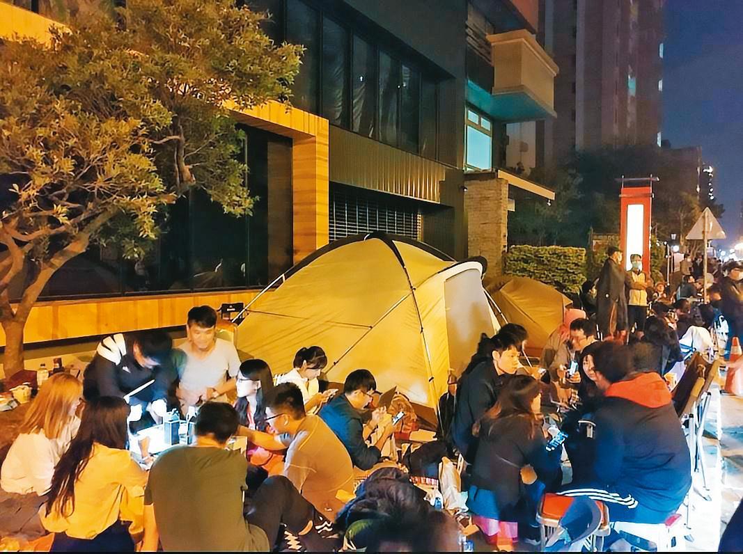 新竹房市火熱,在知名建案湧現開賣排隊人潮前,在地臉書社團曾貼出徵人排隊的公告。(翻攝米築株式會社)