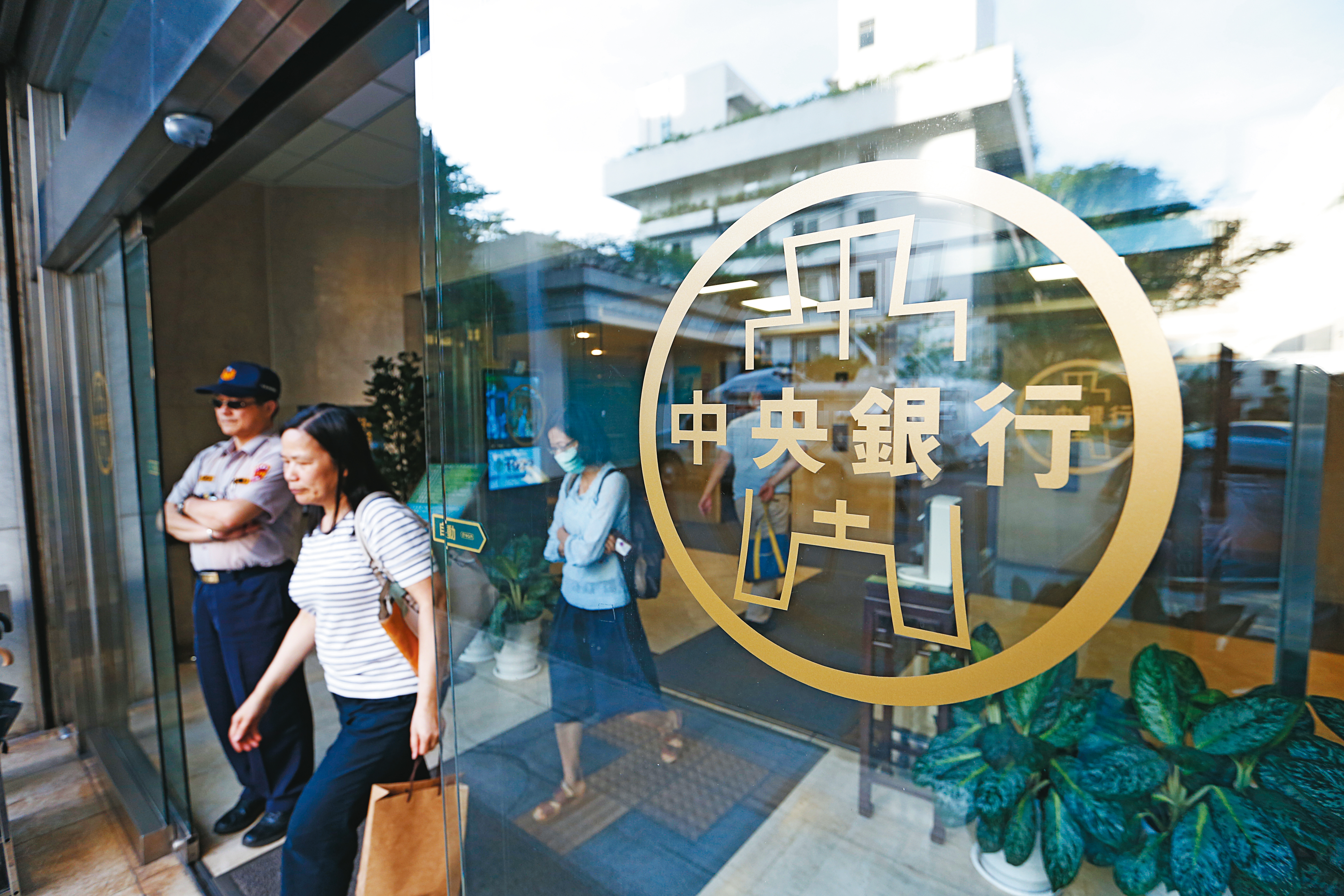 央行（圖）副總裁陳南光點出房價持續高漲對經濟的潛在威脅，央行內部理事也傳出主張準備隨時抑制房價。