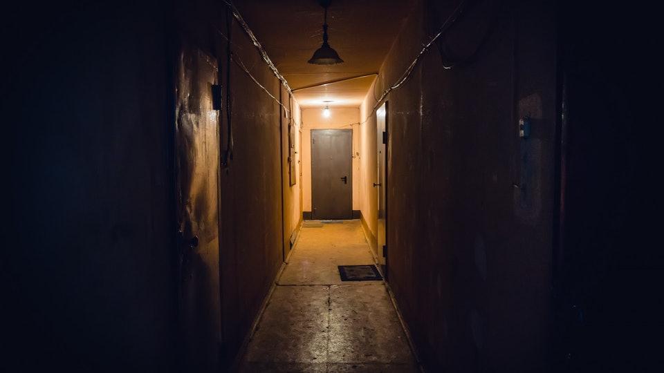 黃男輕生後,兒子不僅得負擔喪葬費用,還要為此賠償房東300萬。(示意圖,shutterstock)