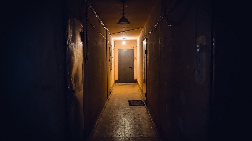 黃男輕生後，兒子不僅得負擔喪葬費用，還要為此賠償房東300萬。（示意圖，shutterstock）