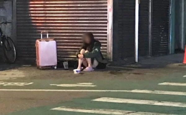 清秀少女在中壢車站外的角落行乞，引起網友關注。（翻攝自網路）