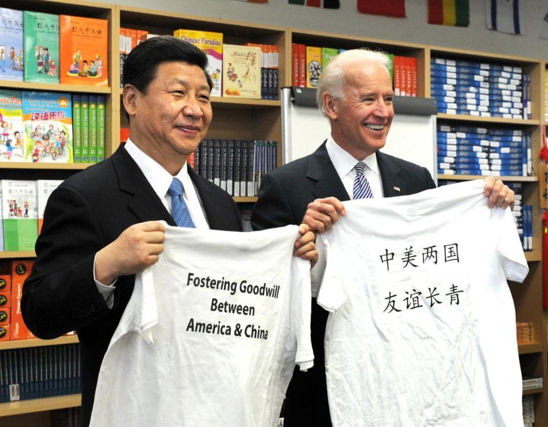 拜登(右)過去擔任副總統期間曾和中共領導人習近平(左)有多次交流,甚至有私人關係,外界好奇未來是否影響美中情勢。(翻攝新華網)