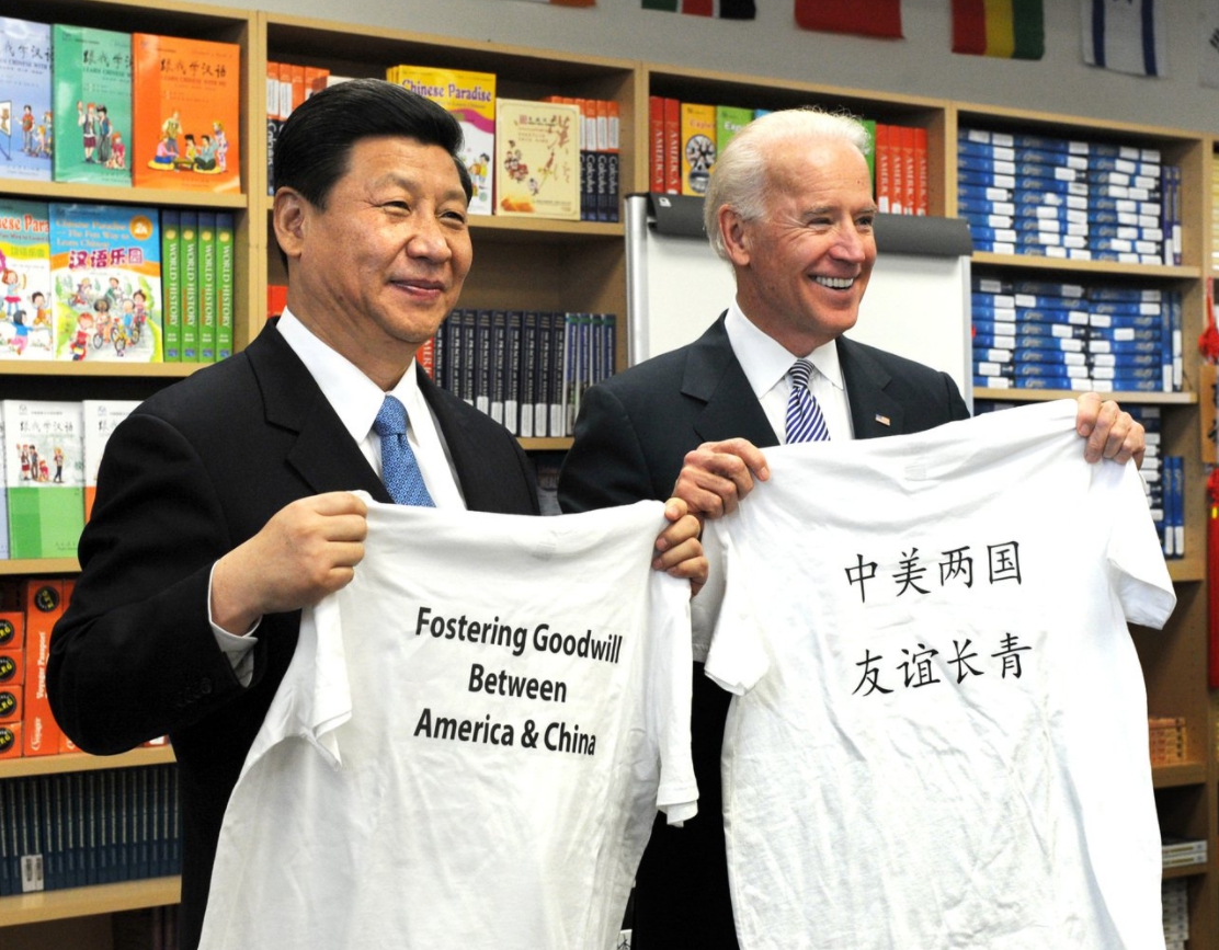 拜登（右）過去擔任副總統期間曾和中共領導人習近平（左）有多次交流，甚至有私人關係，外界好奇未來是否影響美中情勢。（翻攝新華網）