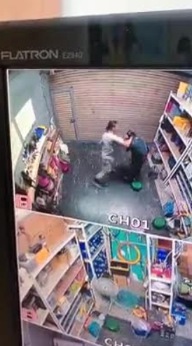 暖身打人的影片曝光後，遭到民眾撻伐，怒指他「怎麼不去打館長？」。（民眾提供）