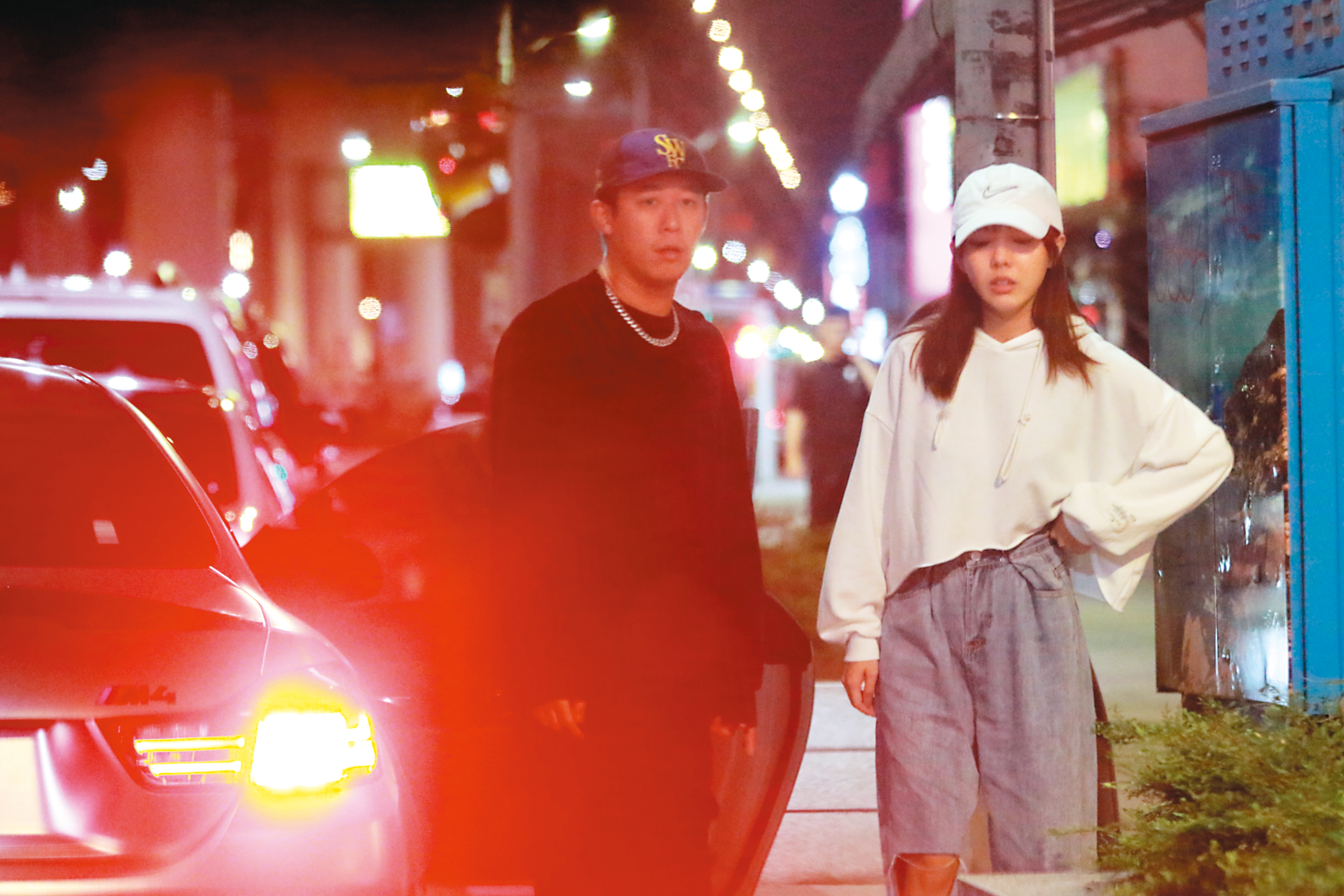 11月2日00：01，本刊直擊健志（左）和玖壹壹團員等人現身東區居酒屋，為陳甯亞（右）慶生。