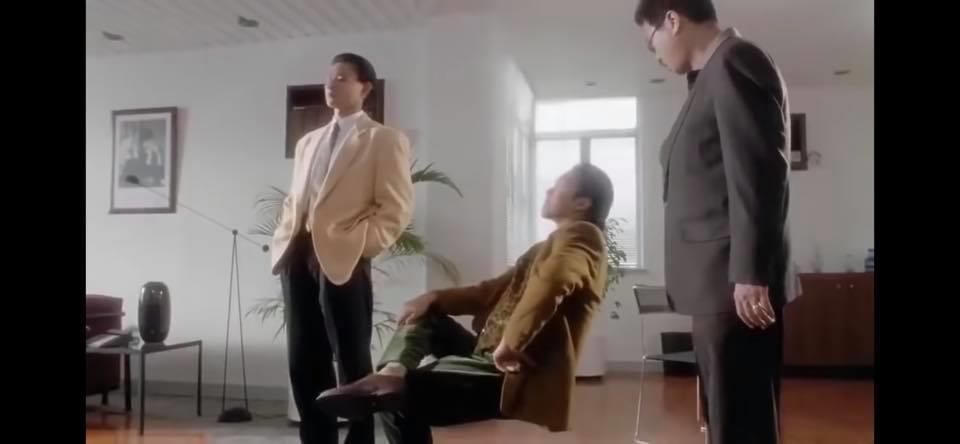 有網友打趣說,該名婦人可能是在學電影中周星馳的坐姿。(翻攝自爆廢公社)