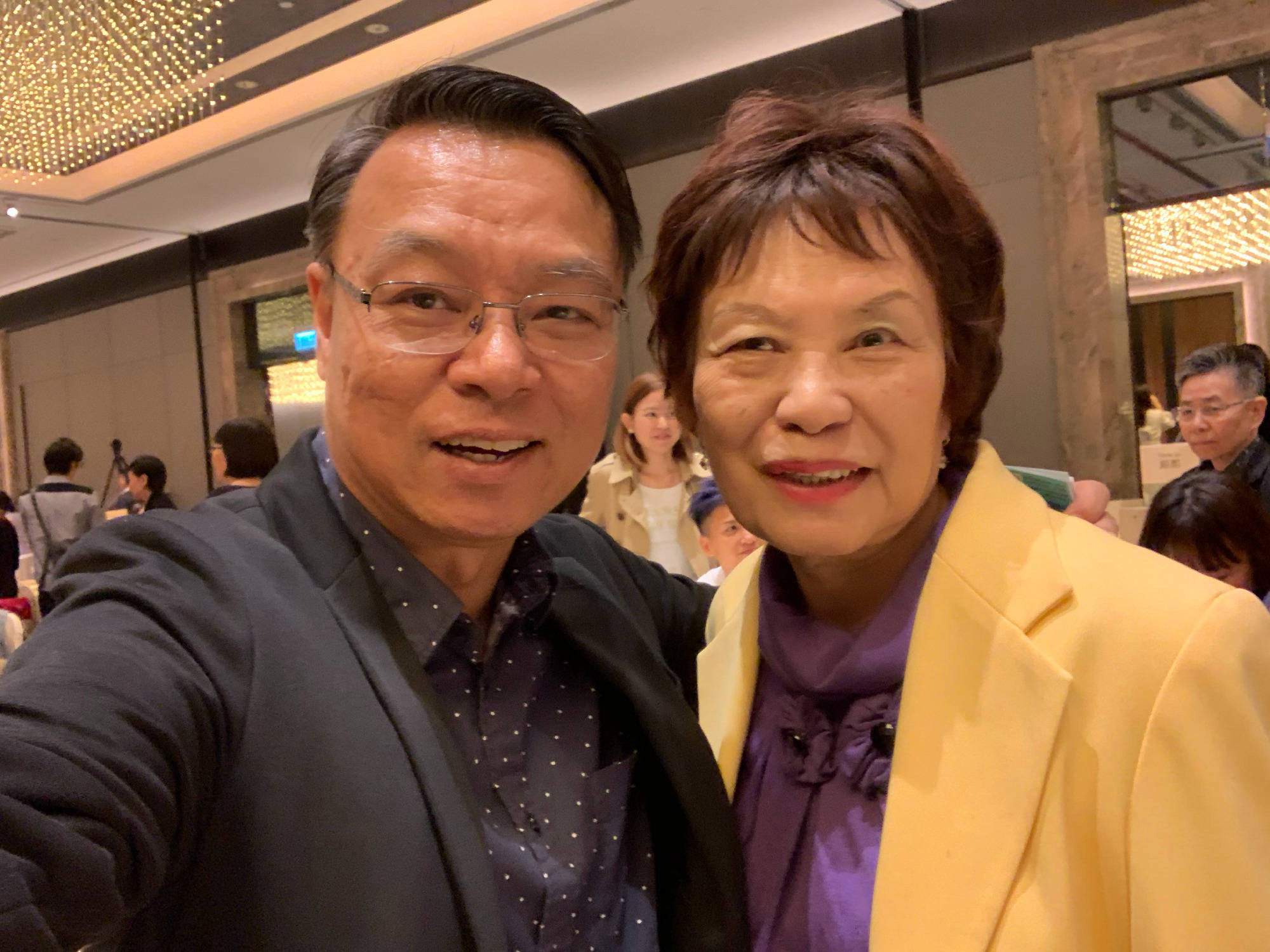 導演李力持也在微博留言，希望大家為余慕蓮集氣，還放上多張跟余慕蓮的合照，祝她早日康復！（李力持微博）
