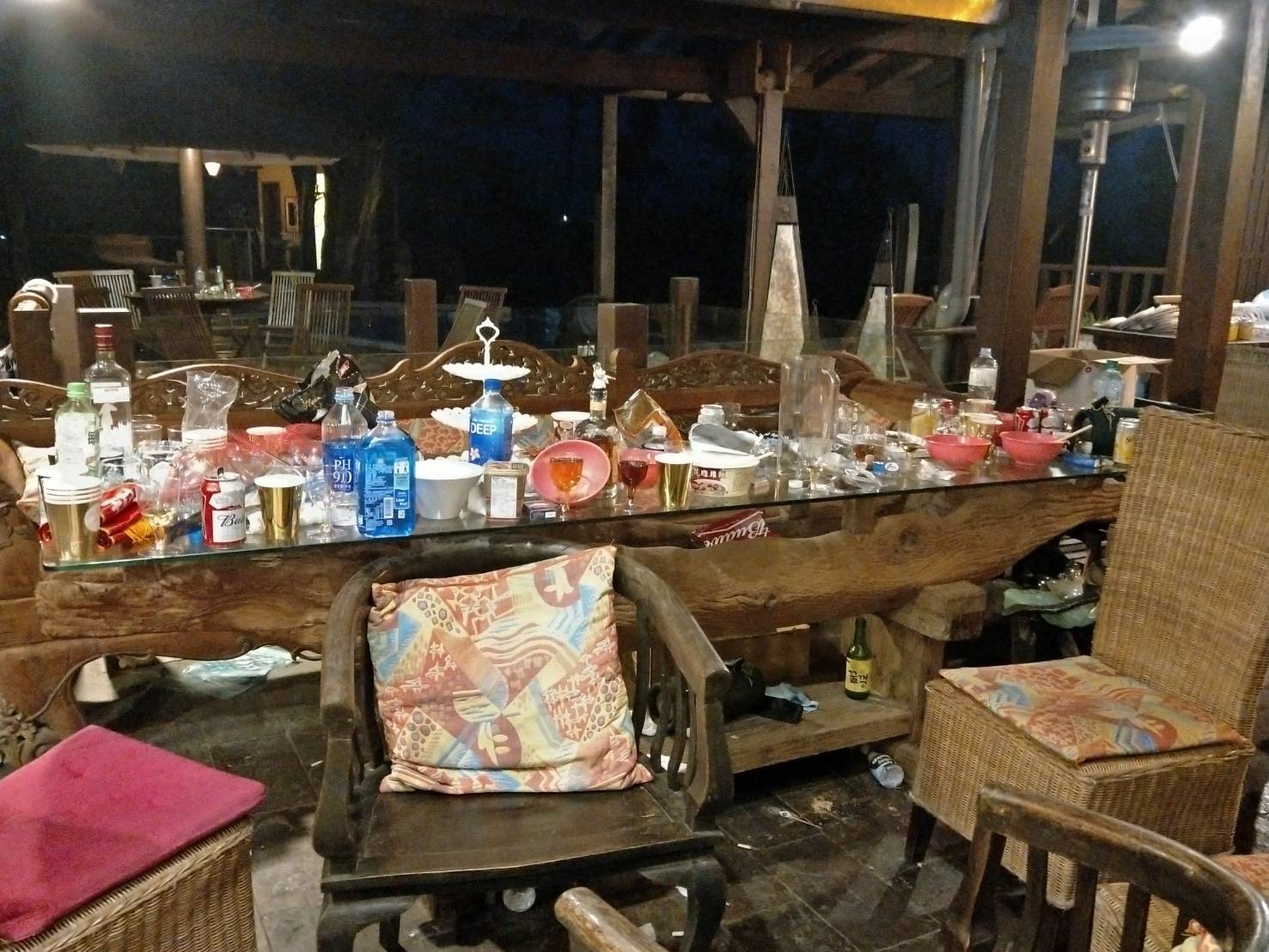 業主控訴，管家一早便看到現場滿桌、滿地垃圾。（民宿提供）