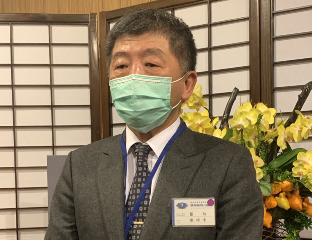 衛福部長陳時中掛著「國際慈濟人醫會醫師」名牌，正式加入人醫會行列。（佛教慈濟慈善事業基金會提供）