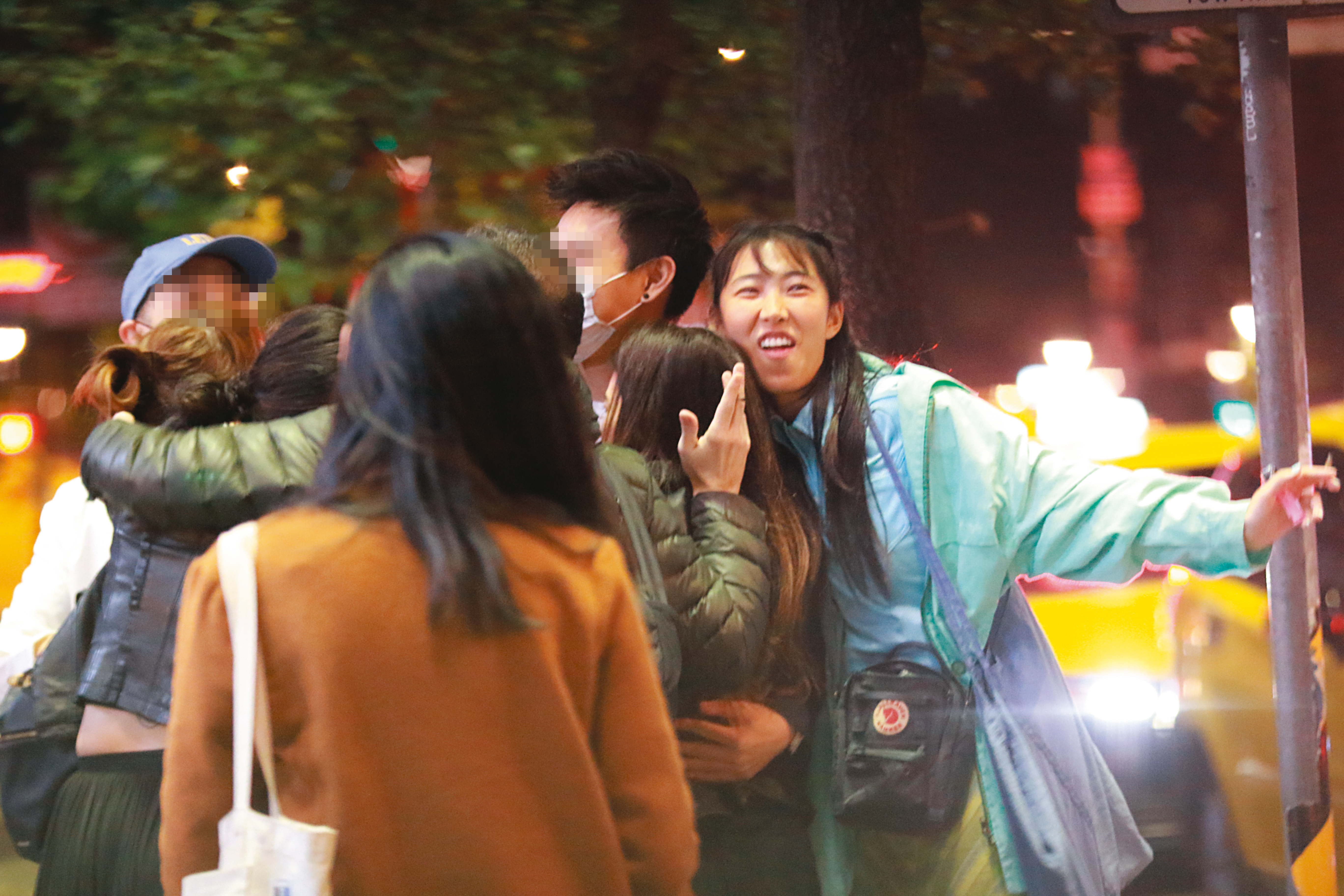 11/5 01:23　王若琳穿著淺藍色外套站在人群中格外顯眼，她與友人唱完歌站在門口外聊天。