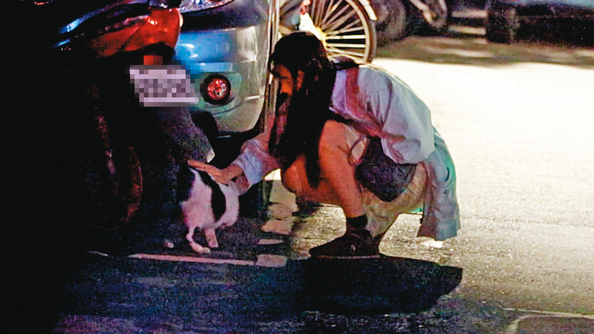 01:43　王若琳進家門前，蹲在路邊車子旁撫摸野貓。
